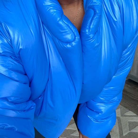 💙 YEEZY X GAP 💙 Cropped Puffer - Size M Brand New; Original box & package - Picture 3 of 4